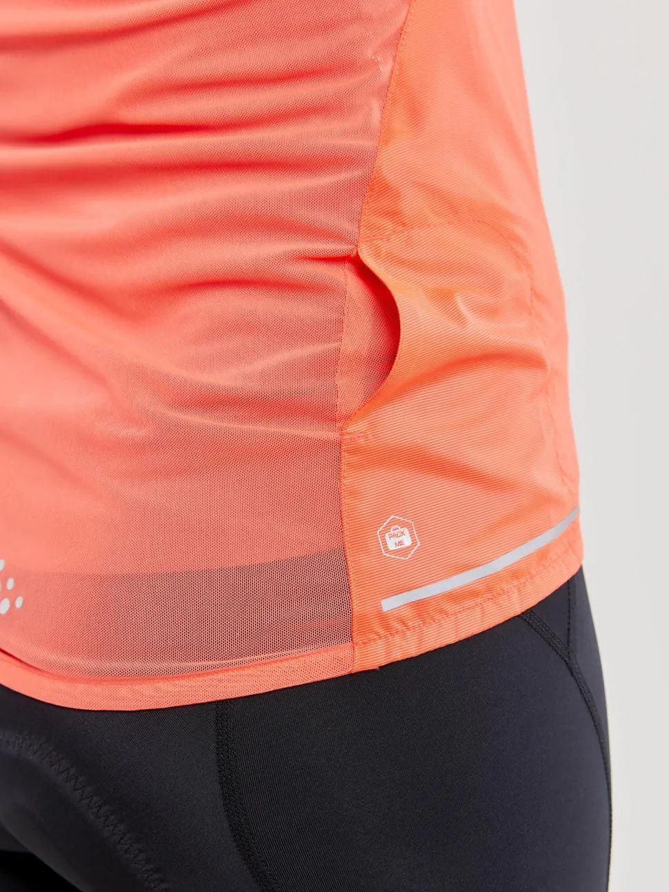 WOMEN'S ESSENCE LIGHT WIND CYCLING VEST - SHOCK